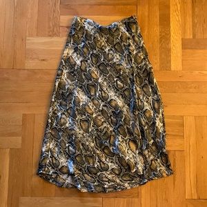 Midi skirt with front slit, snake